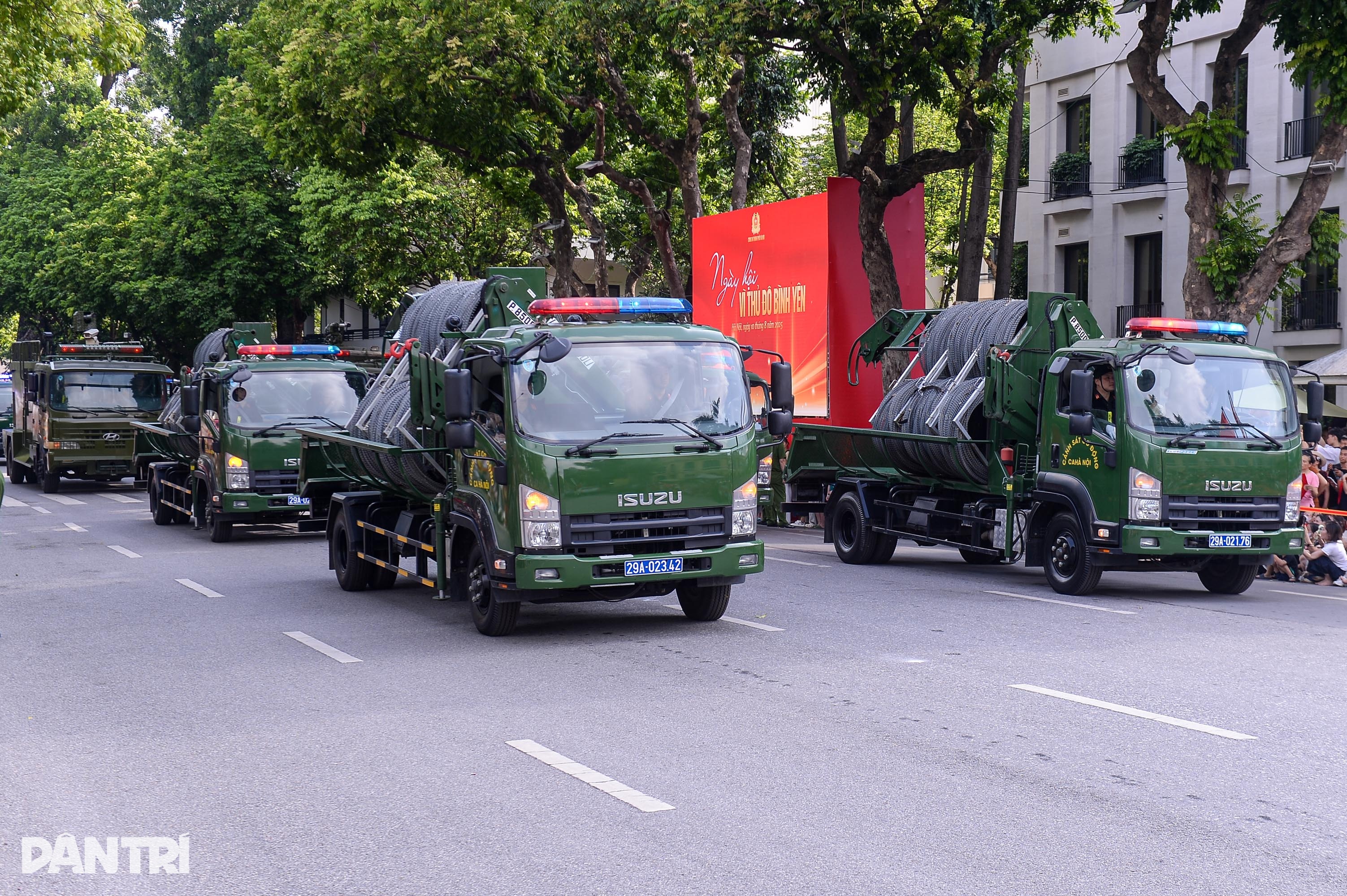 Chiêm ngưỡng dàn xe cơ giới hiện đại của Công an Hà Nội - 12