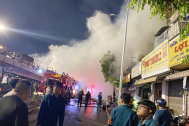 Đưa cụ bà hơn 70 tuổi ra khỏi đám cháy tại cửa hàng đồ gỗ ở TPHCM