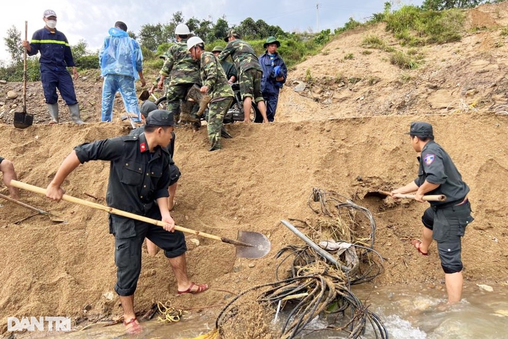 Sạt lở lấp thủy điện: Phát hiện ba lô, xe máy của công nhân mất tích - 2 Sạt lở lấp thủy điện: Phát hiện ba lô, xe máy của công nhân mất tích - 2