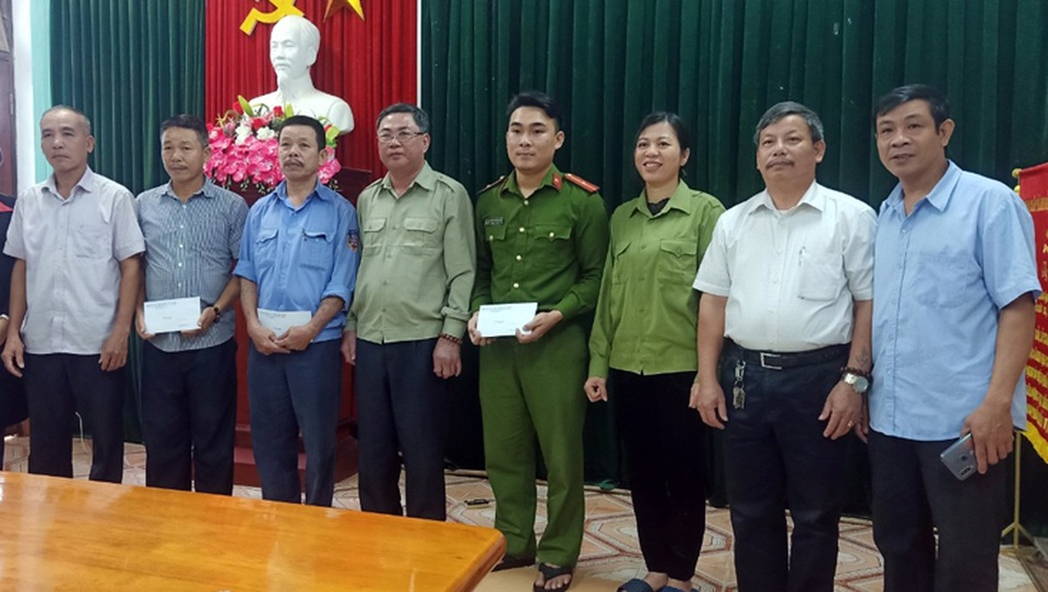Thưởng “nóng” lực lượng giải cứu 20 người trên xe khách bị lũ cuốn - 2 Thưởng “nóng” lực lượng giải cứu 20 người trên xe khách bị lũ cuốn - 2