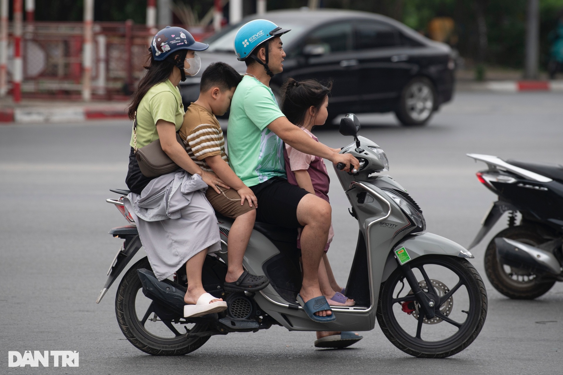 Nhiều tài xế bất ngờ trong ngày trở lại Hà Nội sau nghỉ lễ 30/4-1/5 - 8 Nhiều tài xế bất ngờ trong ngày trở lại Hà Nội sau nghỉ lễ 30/4-1/5 - 8