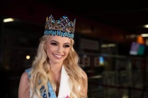 Hoa hậu Thế giới mặc giản dị vẫn đẹp rạng ngời ngày về quê hương