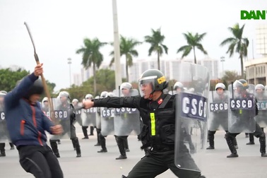 Cảnh sát đặc nhiệm biểu diễn khí công giữa thời tiết giá lạnh Hà Nội