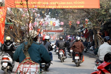 Người Hà Nội hối hả chuẩn bị đón năm mới