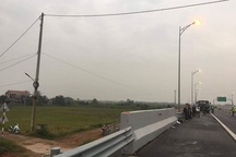 Đi bộ trên cao tốc, một người bị ô tô tông tử vong