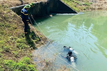 Trượt chân rơi xuống kênh thủy lợi, học sinh lớp 7 tử vong
