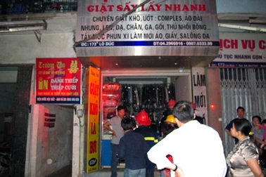 Náo loạn vì cháy tiệm giặt là trên phố Lò Đúc