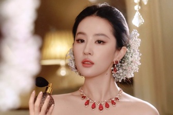 Lưu Diệc Phi gây sốt với kiểu tóc cài hoa baby, xứng danh bà hoàng xu hướng