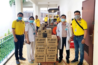 Cà phê Ông Bầu tiếp thêm năng lượng cho y bác sĩ bệnh viện tuyến đầu