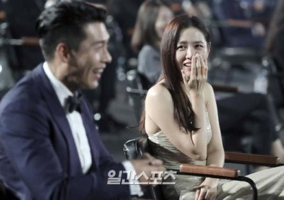 Hyun Bin và Son Ye Jin tình tứ tại lễ trao giải Baeksang - 12 Hyun Bin và Son Ye Jin tình tứ tại lễ trao giải Baeksang - 12