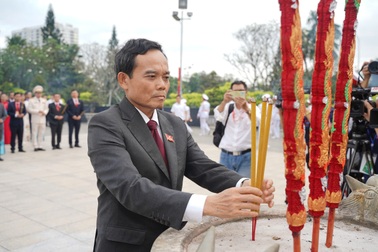 Lãnh đạo TPHCM viếng Nghĩa trang Liệt sỹ trước phiên trù bị Đại hội Đảng bộ