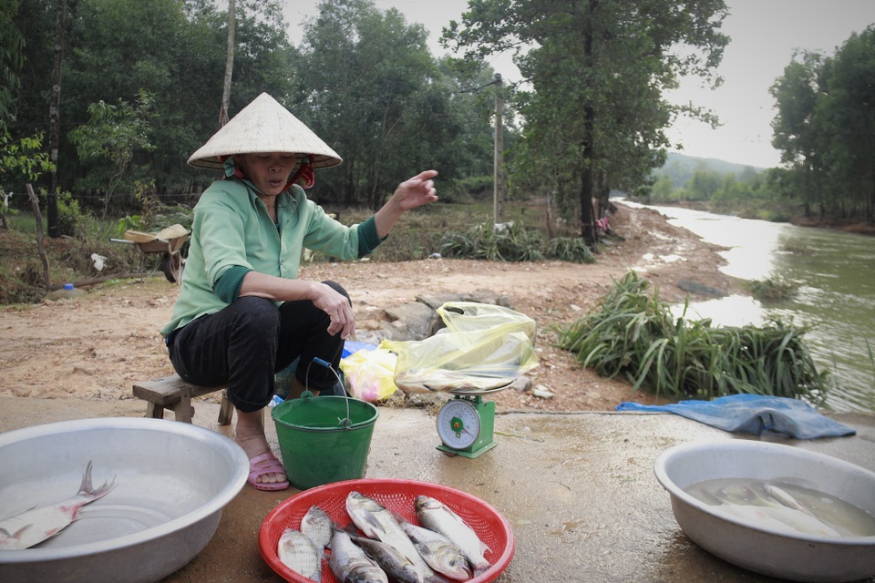 Hà Tĩnh: Hàng trăm người săn cá dưới chân tràn hồ Kẻ Gỗ - 12 Hà Tĩnh: Hàng trăm người săn cá dưới chân tràn hồ Kẻ Gỗ - 12