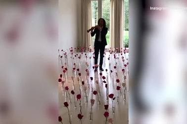 Huyền thoại saxophone Kenny G biểu diễn phục vụ riêng Kim Kardashian