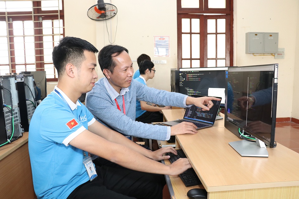 Hoa mắt với bảng thành tích giáo viên dạy giỏi của thầy giáo trường nghề - 4 Hoa mắt với bảng thành tích giáo viên dạy giỏi của thầy giáo trường nghề - 4