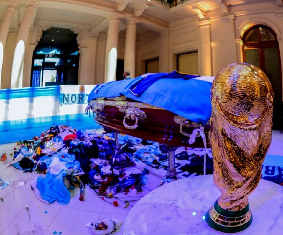 Ba người bị dọa giết vì chụp ảnh với thi thể Maradona - 2 Ba người bị dọa giết vì chụp ảnh với thi thể Maradona - 2