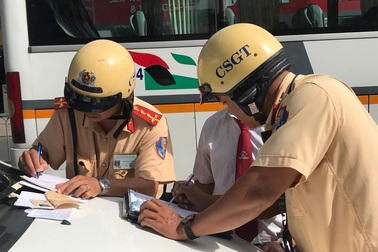 Người vi phạm vui vẻ ký biên bản, ủng hộ đợt tổng kiểm tra của Công an TPHCM