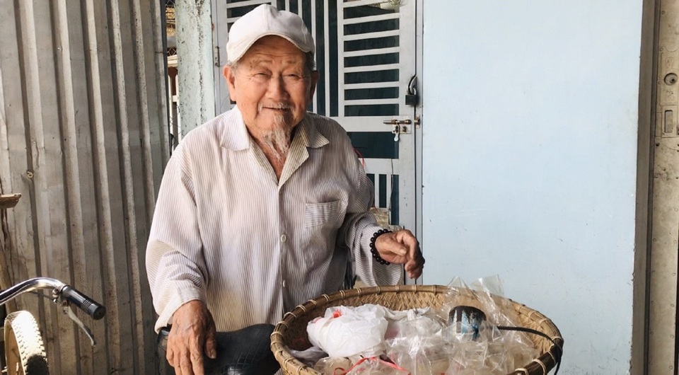Cụ ông 90 tuổi bán đậu phộng để làm từ thiện giúp người nghèo - 1