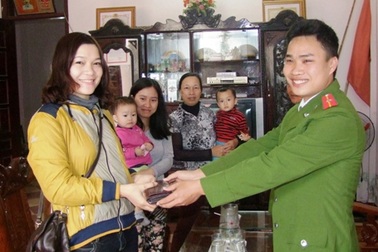 Thiếu úy Công an trả lại của cho người đánh rơi