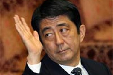 Chính phủ của ông Shinzo Abe đang bị suy giảm lòng tin