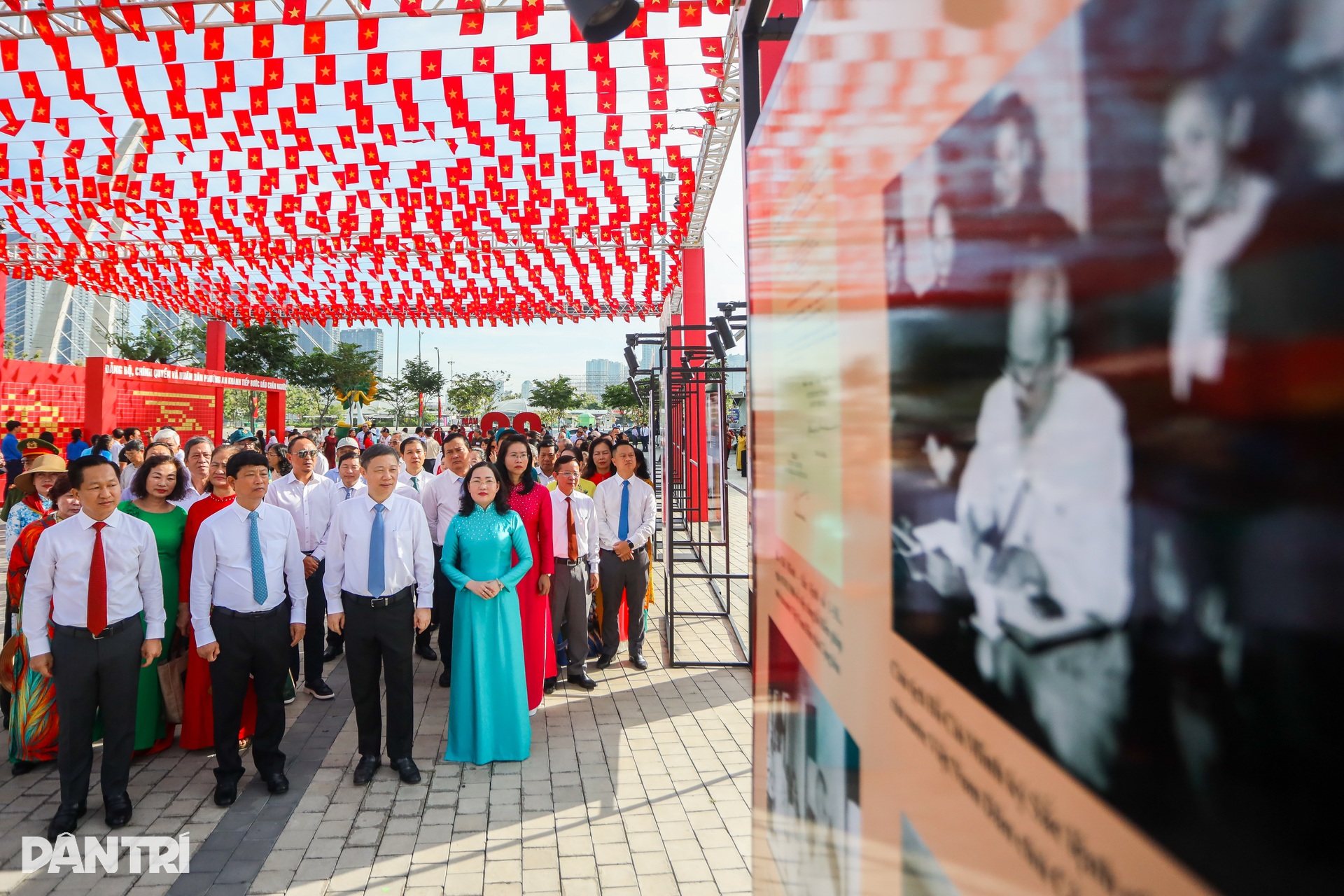 Triển lãm ảnh 80 năm - dấu ấn vàng son bên bờ sông Sài Gòn - 2 Triển lãm ảnh 80 năm - dấu ấn vàng son bên bờ sông Sài Gòn - 2