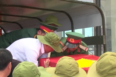 Đón 17 hài cốt liệt sỹ hy sinh tại Lào về với quê hương