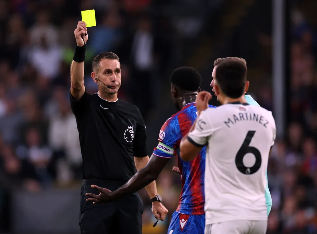 Cú vào bóng gây sốc của ngôi sao Man Utd và án phạt bất ngờ của trọng tài - 3 Cú vào bóng gây sốc của ngôi sao Man Utd và án phạt bất ngờ của trọng tài - 3