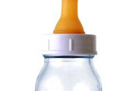 Khuyến cáo ngừng sử dụng bình sữa nhựa trong