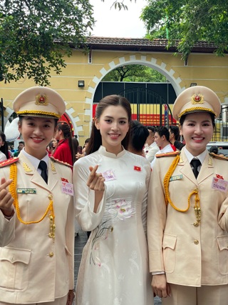 Hoa hậu Tiểu Vy đọ sắc cùng Thiếu tá công an vào vai "girl phố" - 1 Hoa hậu Tiểu Vy đọ sắc cùng Thiếu tá công an vào vai "girl phố" - 1