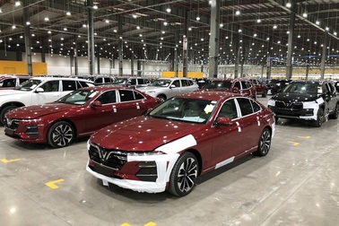 VinFast kiểm tra bơm trợ lực lái cho xe Lux