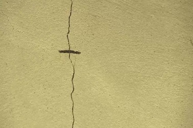 Hàng chục hộ dân hoang mang vì nhà bỗng dưng nứt toác