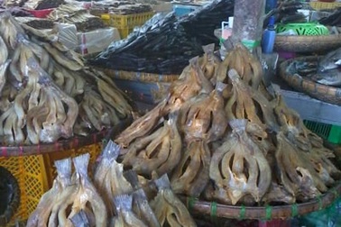 Hàng khô tẩm đầy hóa chất