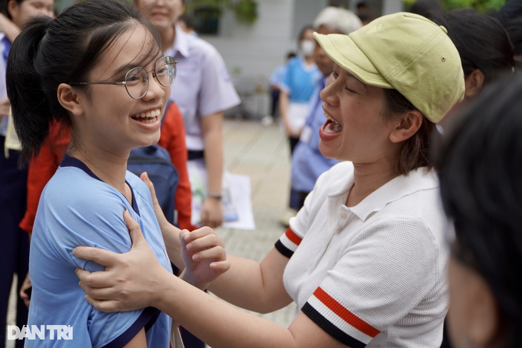 Thí sinh lại “khóc như mưa” vì đề thi toán lớp 10 TPHCM năm 2025 - 4 Thí sinh lại “khóc như mưa” vì đề thi toán lớp 10 TPHCM năm 2025 - 4