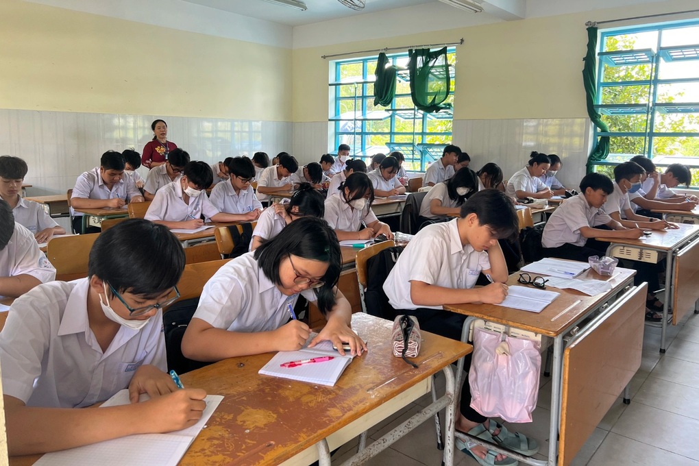 Lộ đề thi ở Bình Dương: Khiển trách Phó hiệu trưởng Trường Phan Chu Trinh - 2 Lộ đề thi ở Bình Dương: Khiển trách Phó hiệu trưởng Trường Phan Chu Trinh - 2
