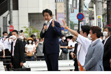 Bác sĩ nói ông Abe tử vong do vết đạn bắn gần tim