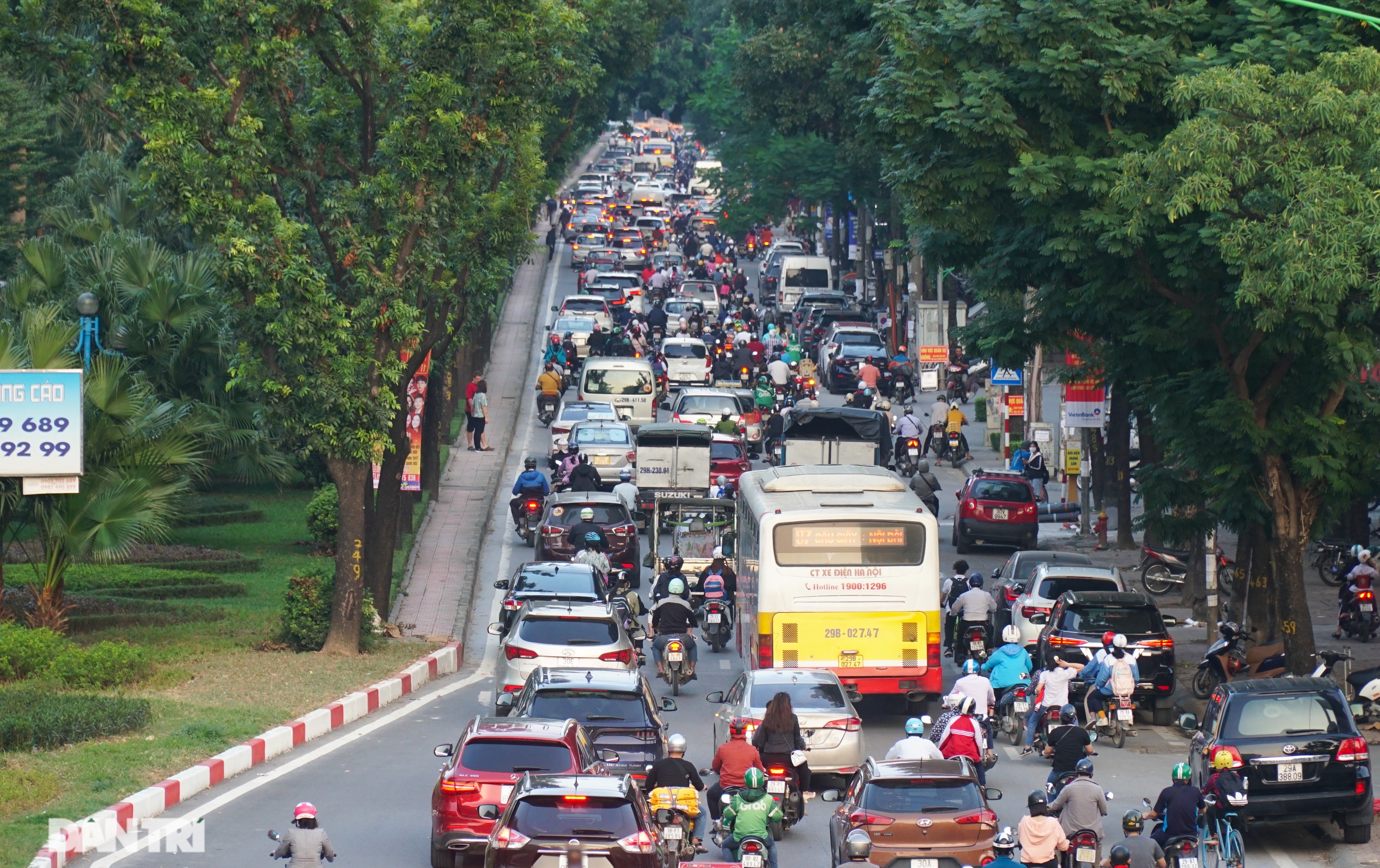 Giao thông “nghẹt thở” tại tuyến đường sắp có làn ưu tiên xe buýt - 11 Giao thông “nghẹt thở” tại tuyến đường sắp có làn ưu tiên xe buýt - 11