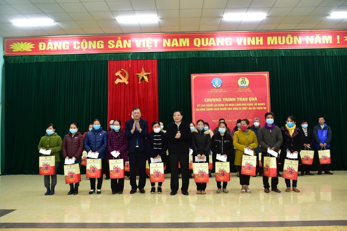 Lãnh đạo Bộ NN&PTNT và Tổng liên đoàn Lao động Việt Nam tặng quà cho người dân Lãnh đạo Bộ NN&PTNT và Tổng liên đoàn Lao động Việt Nam tặng quà cho người dân