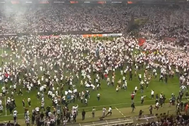 CĐV xuống sân ăn mừng Frankfurt vào chung kết Europa League sau 42 năm