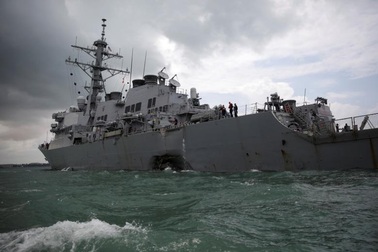 Mỹ ngừng hoạt động tàu chiến trên toàn thế giới sau vụ va chạm tàu dầu