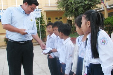 Quỹ Khuyến học Việt Nam phối hợp báo Dân trí và Grobest trao học bổng đến với học sinh nghèo Bạc Liêu, Cà Mau   