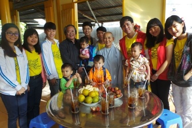 Quỹ Nhân ái tặng quà Tết đến các bé họ Nhân chùa Long An