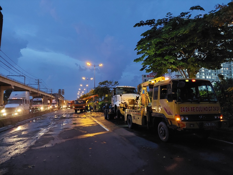 Hung thần xa lộ đại náo, xa lộ Hà Nội kẹt cứng nhiều giờ liền - 1 Hung thần xa lộ đại náo, xa lộ Hà Nội kẹt cứng nhiều giờ liền - 1