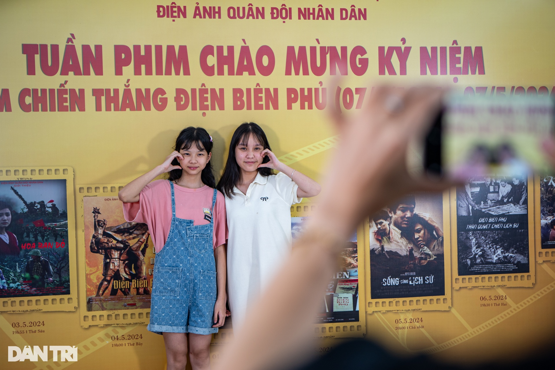 Người trẻ Hà Nội xếp hàng dài, bật khóc khi xem bộ phim Điện Biên Phủ - 12