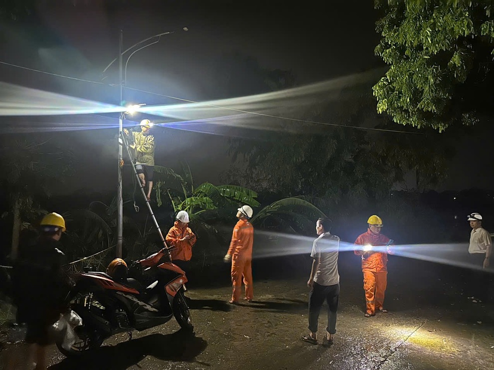 Lưới điện trung thế của EVNNPC khôi phục gần 85% - 2 Lưới điện trung thế của EVNNPC khôi phục gần 85% - 2