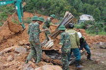 Dưới đống đổ nát, cha lấy thân mình che chở cho 2 con say ngủ!