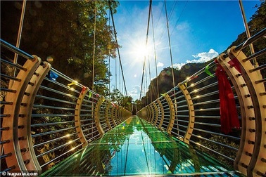 Một người chết, hàng chục người bị thương vì trượt cầu kính trong mưa