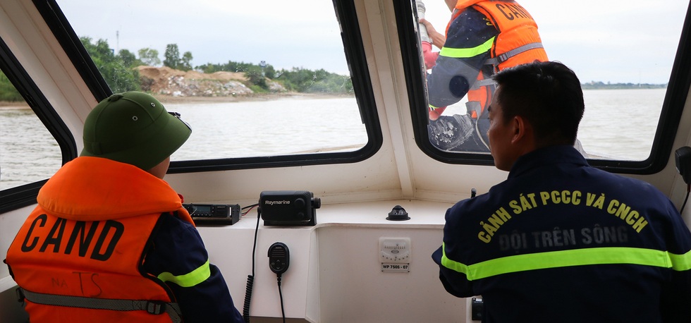 Cảnh sát cứu hộ ám ảnh ánh mắt người mẹ chứng kiến con nhảy cầu - 9 Cảnh sát cứu hộ ám ảnh ánh mắt người mẹ chứng kiến con nhảy cầu - 9