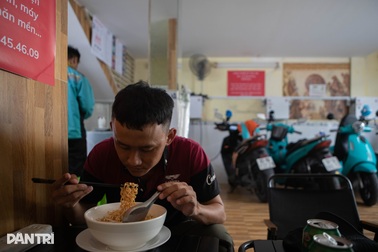 Tài xế xe điện "mê mẩn" mô hình cà phê kiêm trạm sạc ở TPHCM