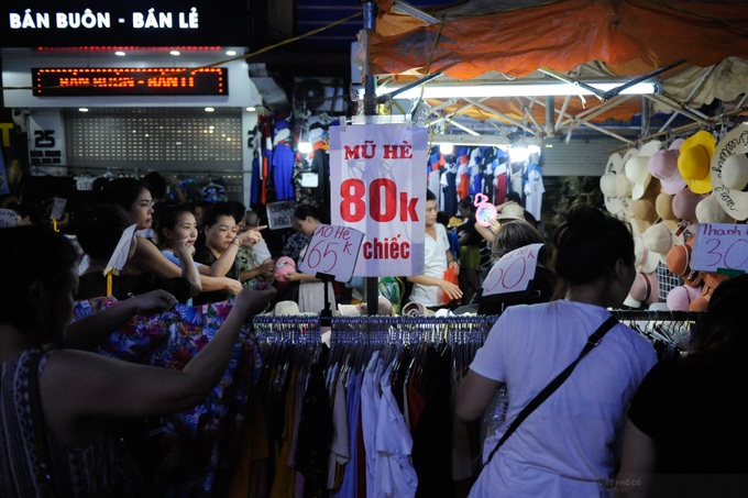 Tiểu thương phố cổ méo mặt vì chợ đêm vắng bóng khách Tây - Ảnh 6. Tiểu thương phố cổ méo mặt vì chợ đêm vắng bóng khách Tây - Ảnh 6.