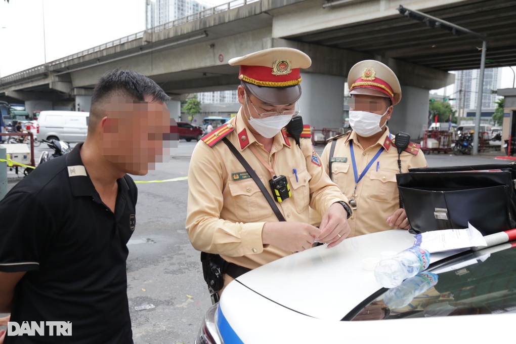 CSGT Hà Nội kiểm tra ma túy hàng loạt tài xế ở cửa ngõ phía nam - 3 CSGT Hà Nội kiểm tra ma túy hàng loạt tài xế ở cửa ngõ phía nam - 3