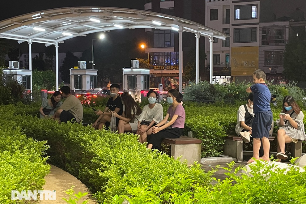 Trung tâm thương mại ở Hà Nội đông nghịt khách đêm rằm Trung thu - 2 Trung tâm thương mại ở Hà Nội đông nghịt khách đêm rằm Trung thu - 2
